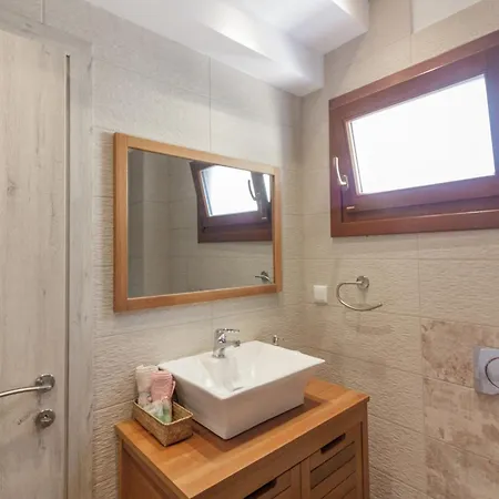 Eleni's Seaside Daire